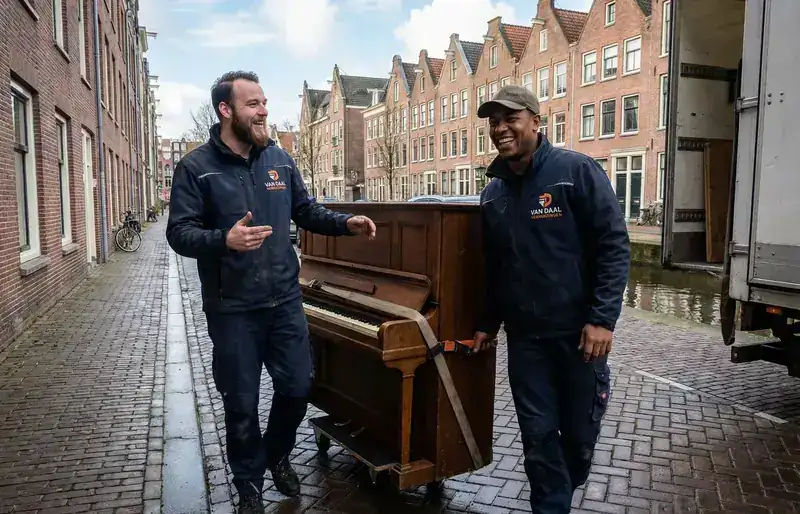 Piano wordt verhuisd langs een Amsterdamse gracht