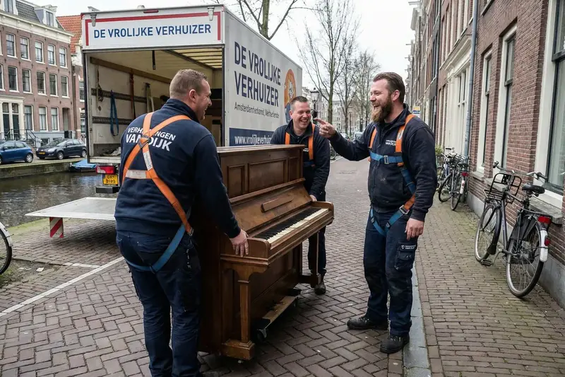 Pianoverhuizers bij een gracht