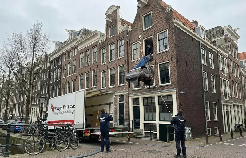 Piano wordt getakeld via de gracht met verhuislift